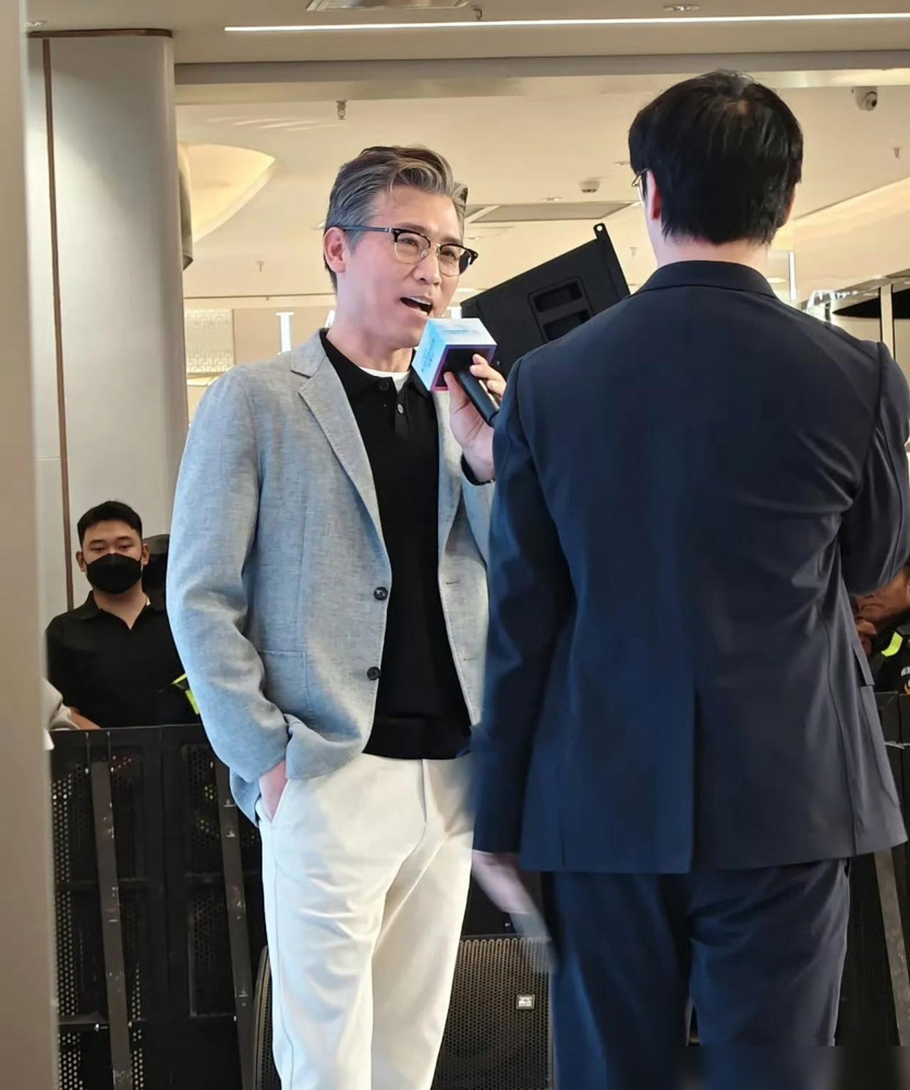 李乃文这头发白得跟撒了霜似的，往兰州台上一站，底下人愣是没敢认。灰西装是利索，脸却像刚从哪个案发现场被提溜出来的，眼袋挂得比剧情还重。10月1日那部《神探之痕迹》他刚友情露脸，转头《九门》里演半截李，2026年排到7月底才播。一年五六部戏，年代刑侦古装全往里塞，别人转型是换赛道，他这架势像要把整个影