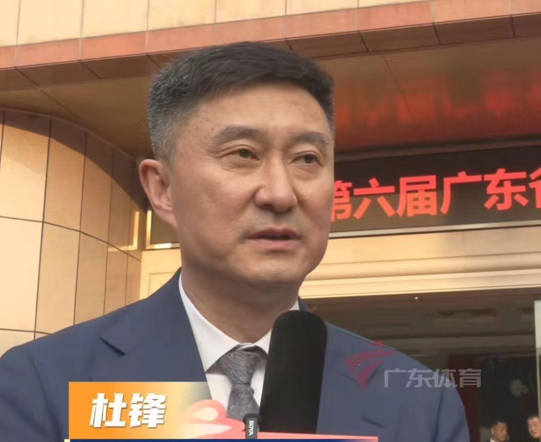 中国男篮亚运会输日本二十分，杜锋又被推上风口浪尖。2026年2月他刚当选广东省篮协会长，7月卸任宏远主帅后明确说要休整一年，精力全放在粤BA上。那些喊着让杜锋回来救火的人，怕是没看清一个现实：当年他带队四杀日本确实硬气，可那是他全职扑在球队上的时候。现在他正处级事业编挂着，篮协会长当着，粤BA赛事筹
