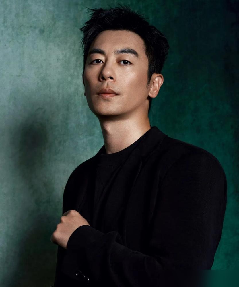 主持人起哄让朱亚文抱一下李小冉，他直接摆手拒绝，连装都不装。
当年宣传《姐妹兄弟》，两人戏里爱得死去活来，吻戏床戏全来真的。可一喊卡，朱亚文立刻抽身，台上连个拥抱都不给。李小冉站旁边笑，一点不尴尬。
戏里宋建国能为唐小雪玩命，戏外朱亚文连手都不多碰。他说得明白：戏是工作，私下得有分寸。
十年过