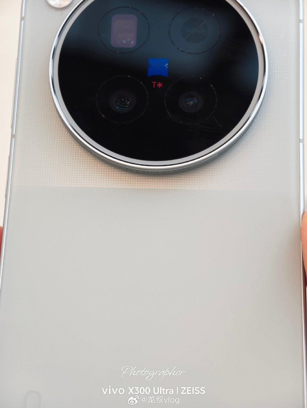 #vivo x500系列#再仔细看看 Pro 版这个白色的纹理，也很好看哈！ ​