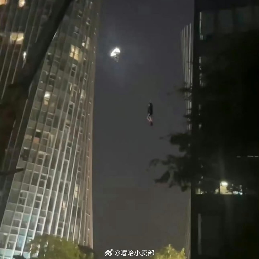 我的天 猪俊一能飞 
#鞠婧祎高空吊威亚速降# ​