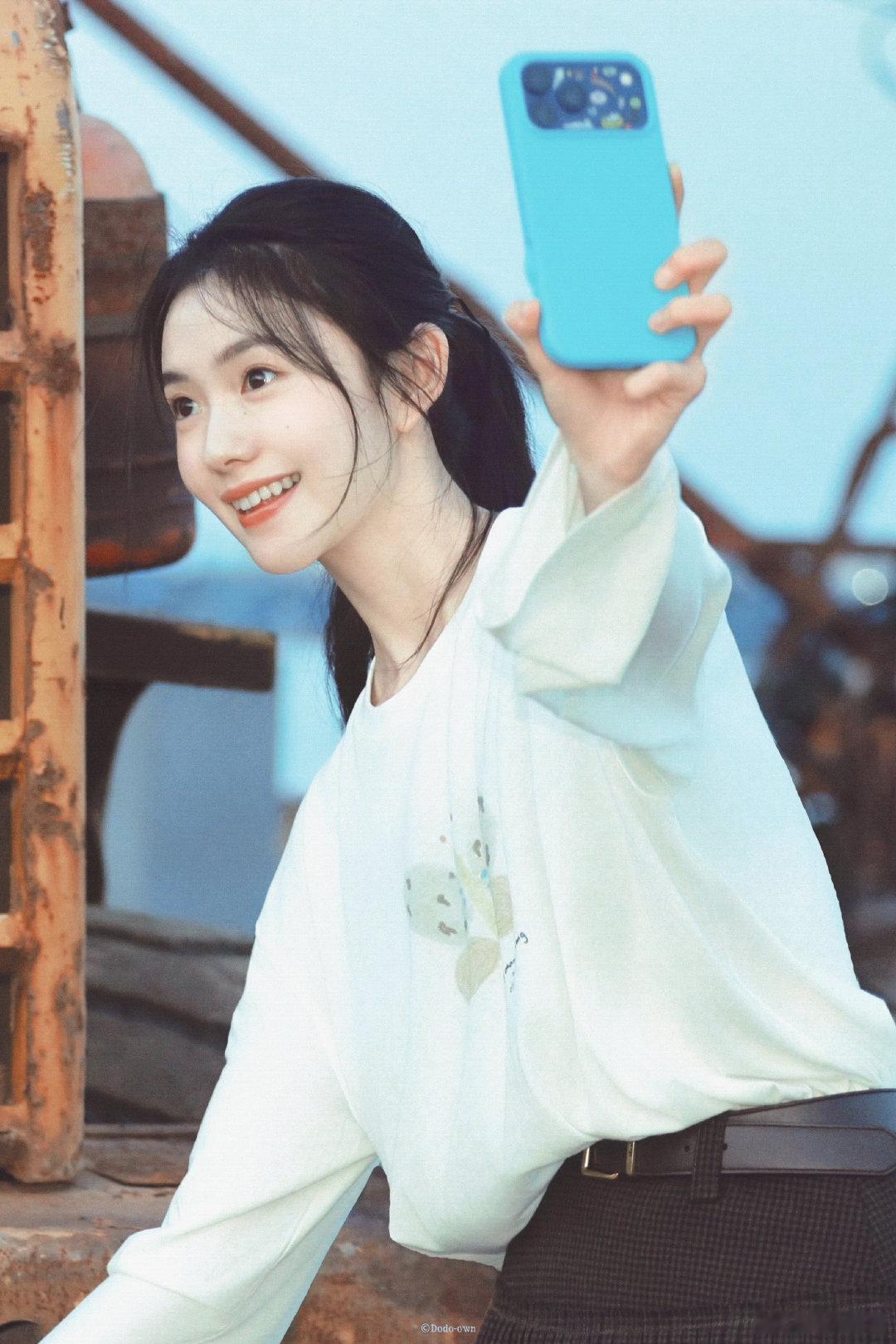 #刘浩存[超话]# 这里有一个人  有一个人很萌！ ​