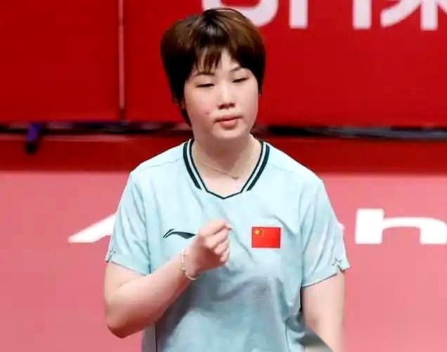那段亚运会乒乓球女团中日决战的带子，看一遍就能明白什么叫“用最客气的话，干最狠的事”。
赛后面对镜头，孙颖莎拿着话筒满脸诚恳：“大家放低姿态去拼，其实水平都在伯仲之间。”可只要把进度条往回拽，退回到决赛第三盘，看看教练席背后的观众区，底下的孙颖莎分明已经把装备掏空、拉好背包，连书包肩带都捏在手里了。