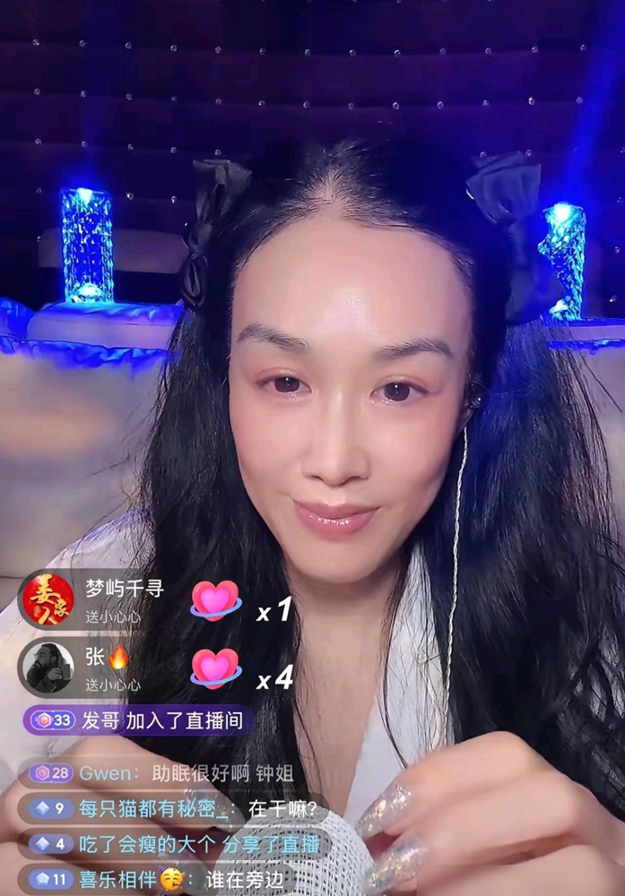 数万人戴着耳机正被哄睡，一声巨响直接炸醒。
昨晚钟丽缇做ASMR助眠，化妆刷、海绵刚把氛围推到最酥软的点，在线人数飙到几万。张伦硕在旁边突然一个屁，麦克风收得清清楚楚。钟丽缇当场愣住，表情在发火和憋笑之间反复横跳，最后撂下一句真想发火，提前下播。
事后张伦硕还模仿她反应，发动态说本想活跃气氛，把