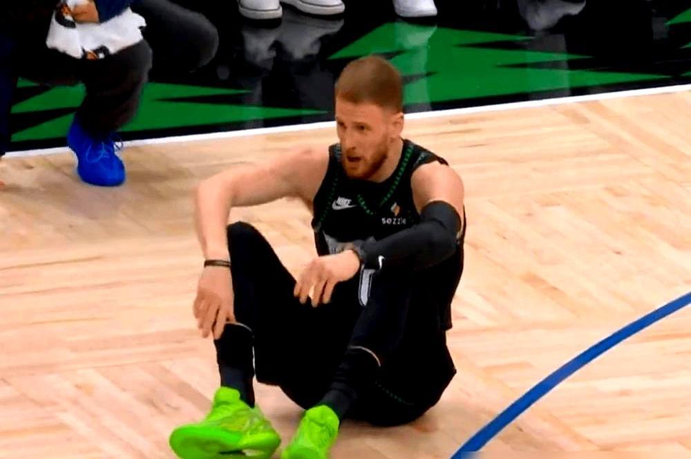 刚刷新尼克斯队史三分纪录，转身就倒下了。    开场才79秒，迪温琴佐...