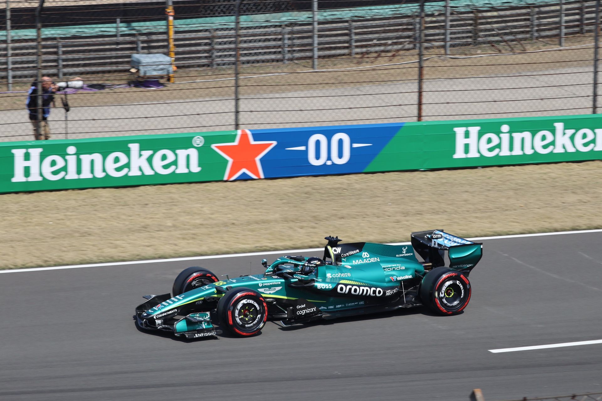 F1 墨西哥站：引擎洗牌第一年，谁的混动脑子更好使
2026 年的引擎格局一夜回到战国：梅赛德斯、法拉利各自扩军，本田回归阿斯顿马丁，奥迪以厂商身份首秀，红牛福特自立门户，阿尔派则转投了客户动力。各路方案、各种哲学，墨西哥高原偏偏是混动短板的放大镜 —— 内燃机在稀薄空气里喘，电机回收与释放的节奏就