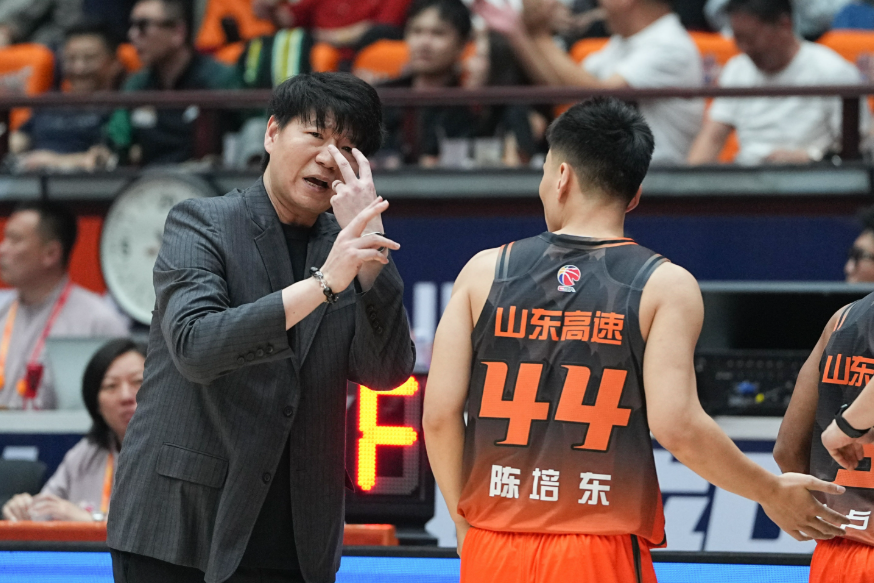 山东高速男篮不容再败？高层随队督战，高诗岩有望复出