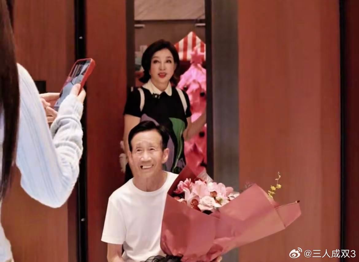 #刘晓庆到网红张白鸽家做客##刘晓庆为张白鸽养父送书法#网友被这段互动打动，刘晓庆赴张白鸽家做客，赠送书法，一句箴言道出人生真谛。 ​
