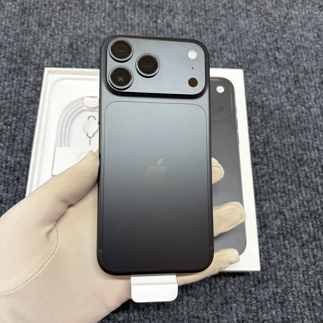iPhone 18ProMax 黑色钛金属 2TB
​
​充电4次 准新机 全套19999 官网价少1500 ​