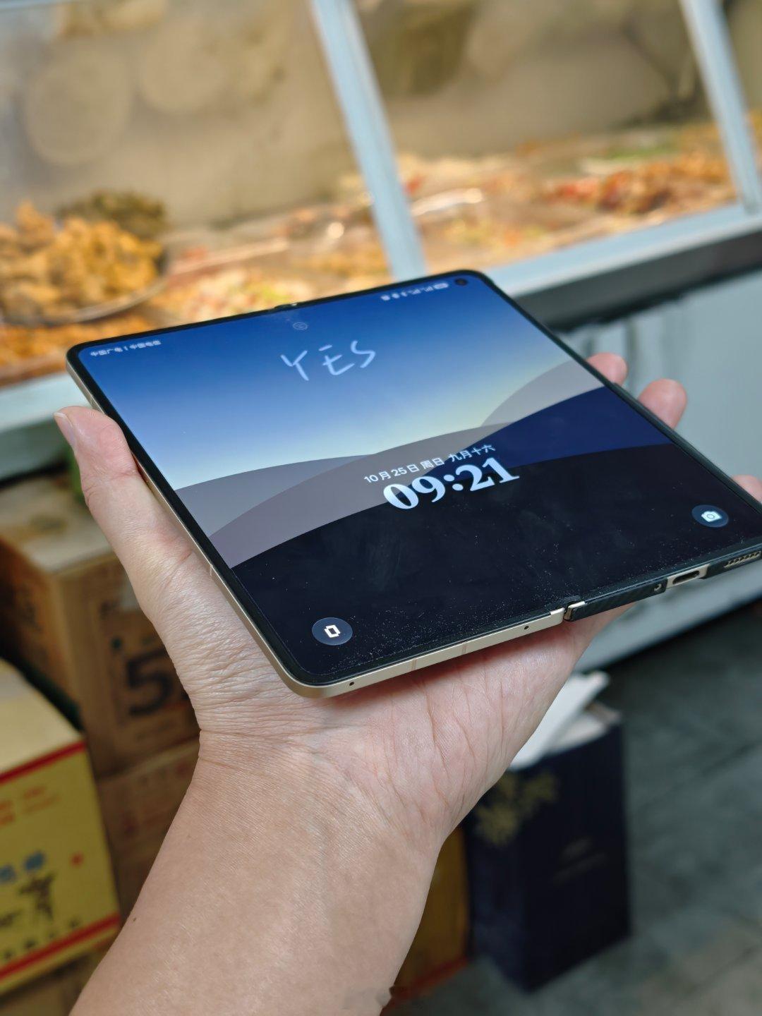 #iPhoneDuo破发# 今年不买iPhone的理由太多了
更平整的有OPPO Find N6
质感更好的有华为
综合更推荐的有荣耀
如果想要折叠屏也拍好照片，还有影像旗舰的vivo X Fold6 ​