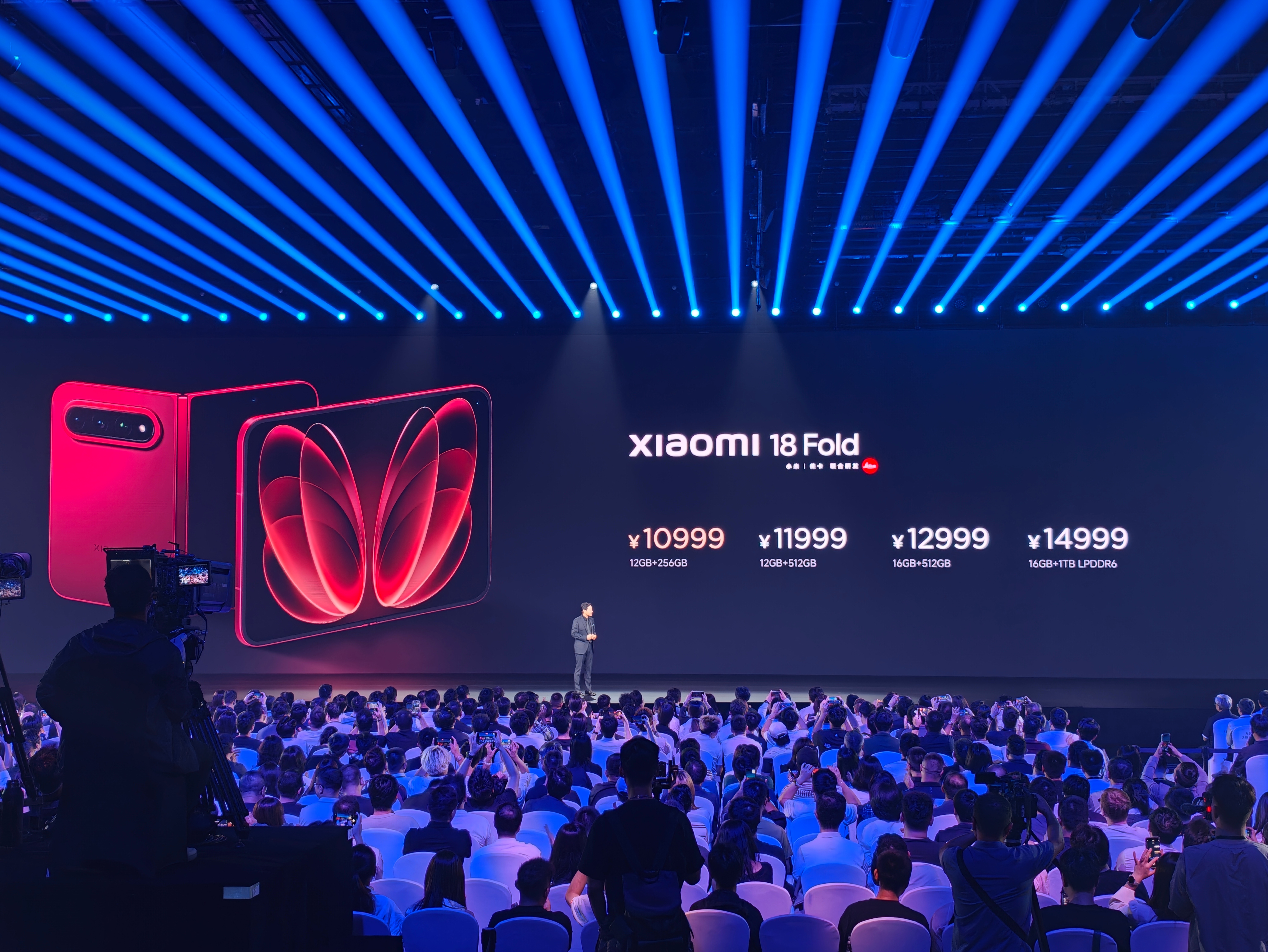 我就在现场！太激动了！小米18 Fold全球首发LPDDR6内存了。可能这个LPDDR6大家不太了解，但可以简单理解成目前手机上最顶级的低功耗内存，不仅速度快还省电。

但真正让我比较惊讶的不是参数，而是这次的供应链，小米这次同时找了长鑫和海力士两家拿货。相较于之前，这次的长鑫也进了这种顶级折叠屏的 ​