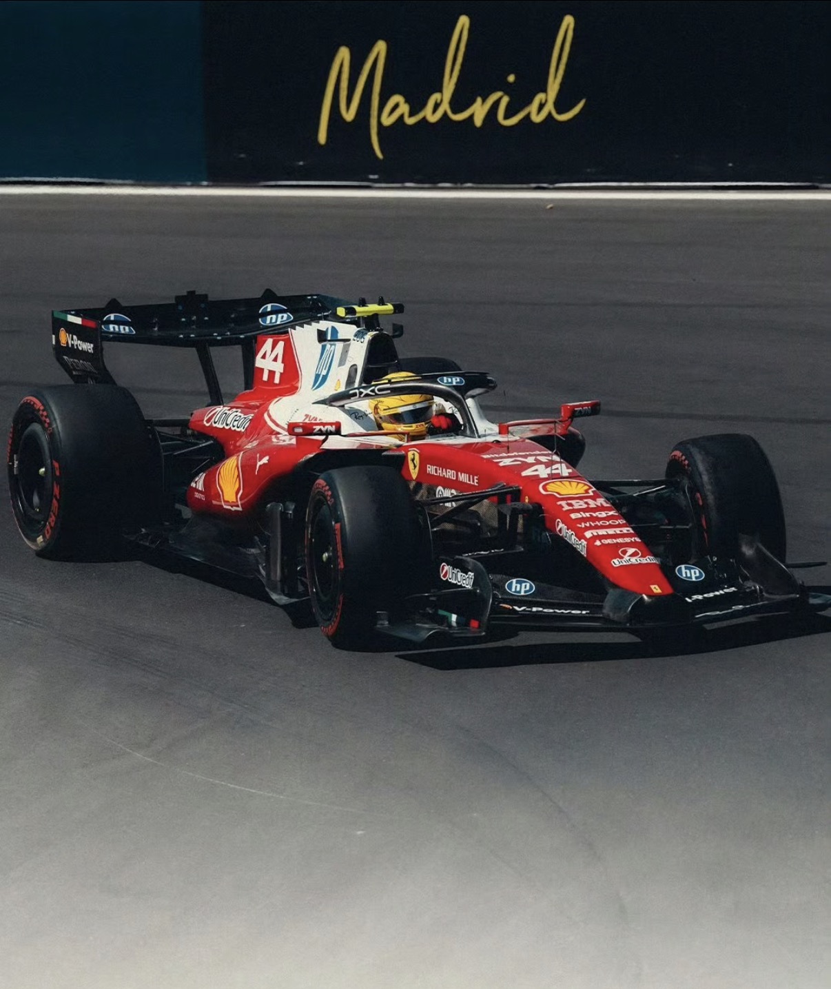 F1马德里站汉密尔顿因为刹车故障yp比较早就要退赛，这个结果可以说直接把他本赛季冲击第八冠的希望基本掐断了。在这场比赛之前，他和榜首安东内利的差距已经被拉大，这一战还一分未能拿，分差直接来到三位数。数学上虽然还存在理论机会，但现实来说几乎不可能。安东内利这赛季稳定性太强，梅奔两台车持续稳定拿分，很难