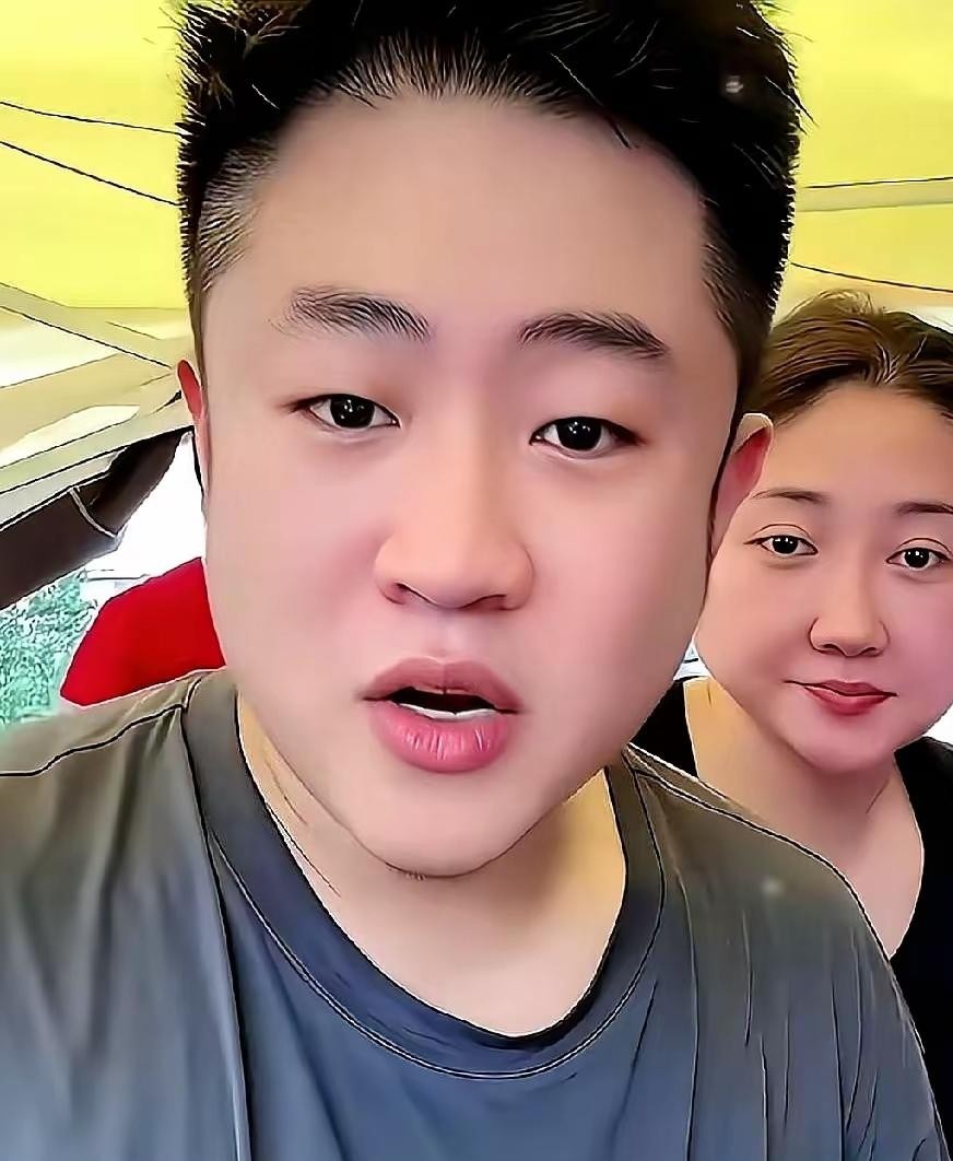 昨晚看到王亮在直播间跟网友呛声，一句“刘能两口子演了一辈子戏攒下家底，凭啥跟风带货”，直接撕开了象牙山演员们的遮羞布。面对弹幕酸刘能就靠一部戏，他直接甩出一句硬话：“六小龄童一招鲜吃遍天，你有这本事你也吃！”
这话听着提气，但仔细想想，不带货真的只是因为“家底厚”吗？
隔壁“谢永强”靠着老角色在直播
