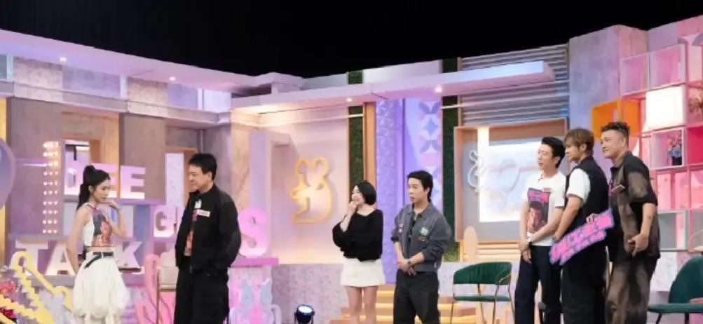 罗志祥又在小S的《小姐不熙娣》里卖力搞怪、逗得全场哈哈大笑了

看着镜头前拼命找节奏的他，谁能想到当年那个通杀全台综艺的收视三冠王，如今连自己的基本盘都保不住

在台湾沉寂几年后，他原本想靠新节目《综艺OK啦》重整旗鼓，结果2026年3月31日就因为收视惨淡被迫停播，嘴上说是暂时休整，快半年过去了半