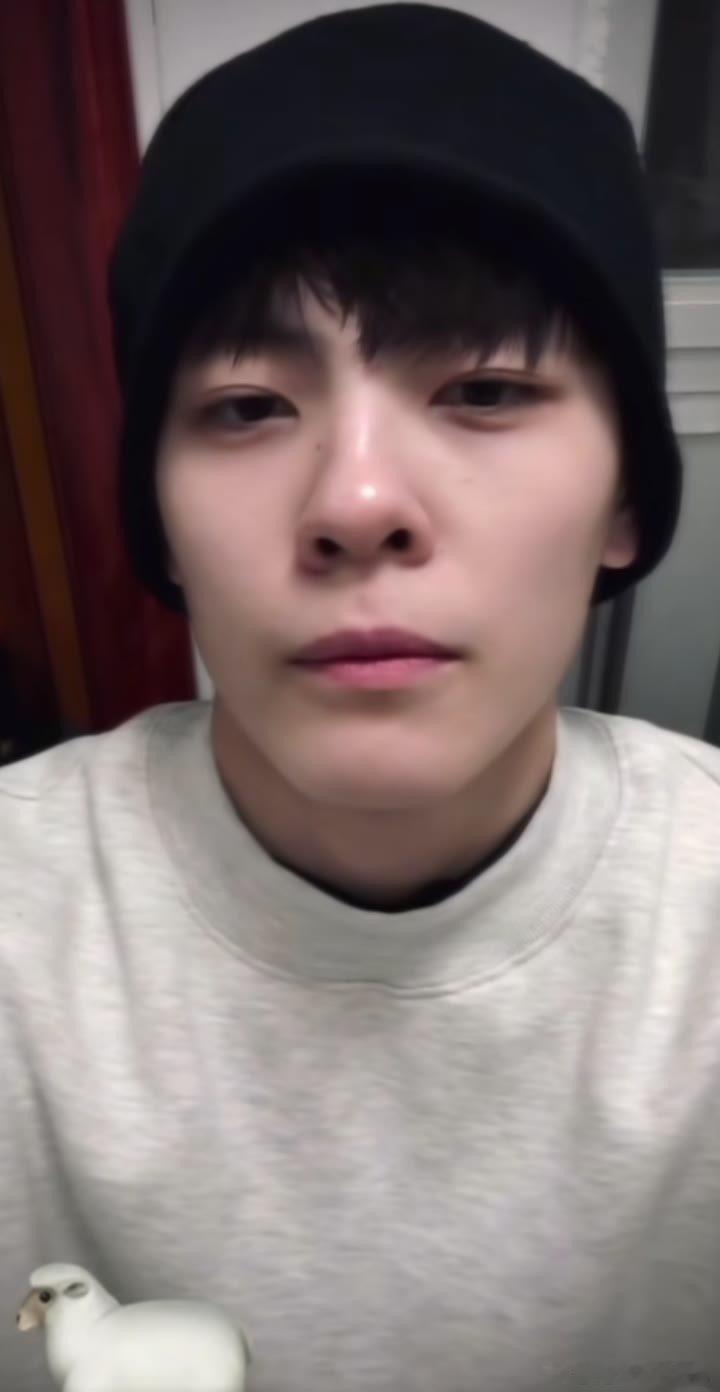 #杨舒予[超话]#  相册里不仅仅是照片更是我对你的思念和爱向着光走我爱你. ​