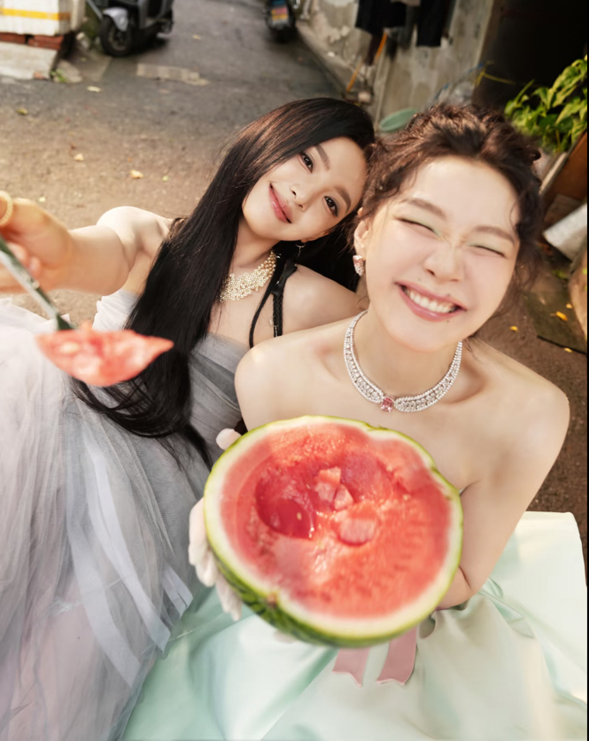 果然在美女的身边都是美女，金靖这身高，颜值和章若楠真的不相上下！！！

就是这个西瓜一看就知道不好吃，不甜。

是软西瓜，不是脆西瓜！！！

我投脆西瓜一票