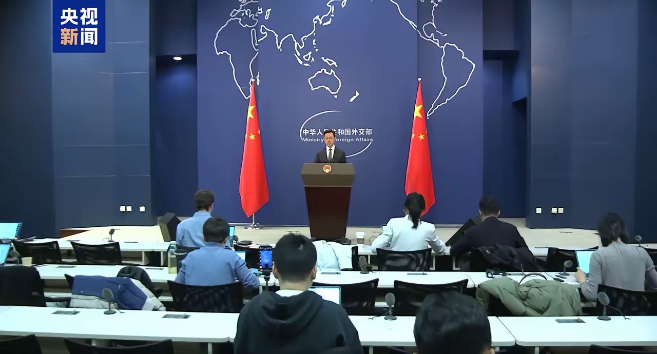 当地时间10月12日，外交部同时发布第21号、第22号令，依据《反外国制裁法》，对巴拉圭通信和技术部长比利亚特以及伯利兹外交、外贸、教育、文化、科学和技术部长丰塞卡采取反制措施。
 
单日连发两道制裁政令，点对点精准锁定两名外方在职高官，如此干脆利落的执法节奏，在近年涉外反制案例中十分少见。这不是随