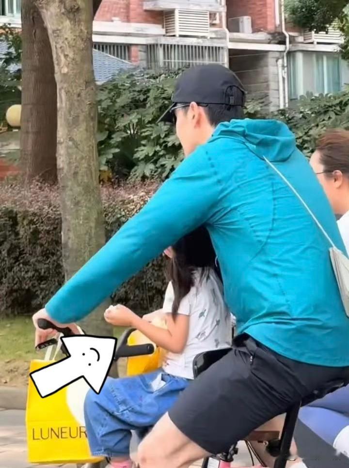 红了二十年的胡歌，
不刻意藏女儿，也绝不主动晒，
这份分寸感太难得了！


9月26日上海街头，普通的一个下午，
没有保镖，没有车队，没有刻意打扮，
胡歌一家人骑着小自行车，稳稳当当。
3岁的女儿小茉莉坐在前面，
扎着小马尾，乖乖的；
老婆骑着粉色小车跟在旁边，
一家人慢悠悠骑车兜风。



我最感