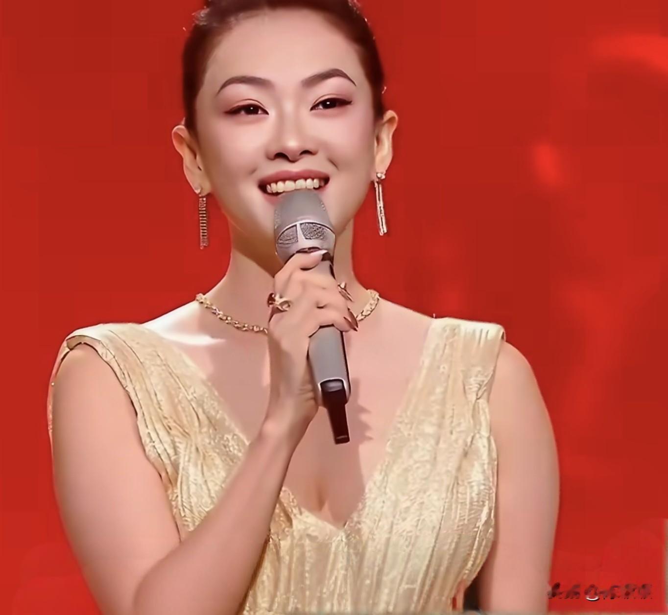 章子怡怎么变得这么“国泰民安”了
印象中她还是有棱有角的凌利模样
湾区升明月晚会上的她
圆润柔美
虽然以前瘦的时候也很美
但现在脸上有肉更显柔美
章子怡