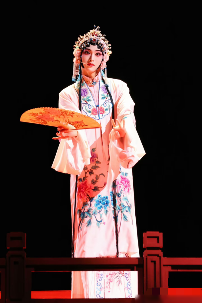 唐九洲勒头四个小时，头皮差点勒出血，就为了在台上扮杜丽娘。
小沈阳是真敢选人，谁都没想到他把最柔的活儿，交给了一个唱跳男团出来的小伙。零基础，昆曲闺门旦，全开麦直播。
湖南省昆剧团的老师一个身段一个身段抠，唐九洲私下练到妆都花了。台上那一下回头，少女的羞劲儿真出来了，戏腔一开，弹幕直接炸。
旁