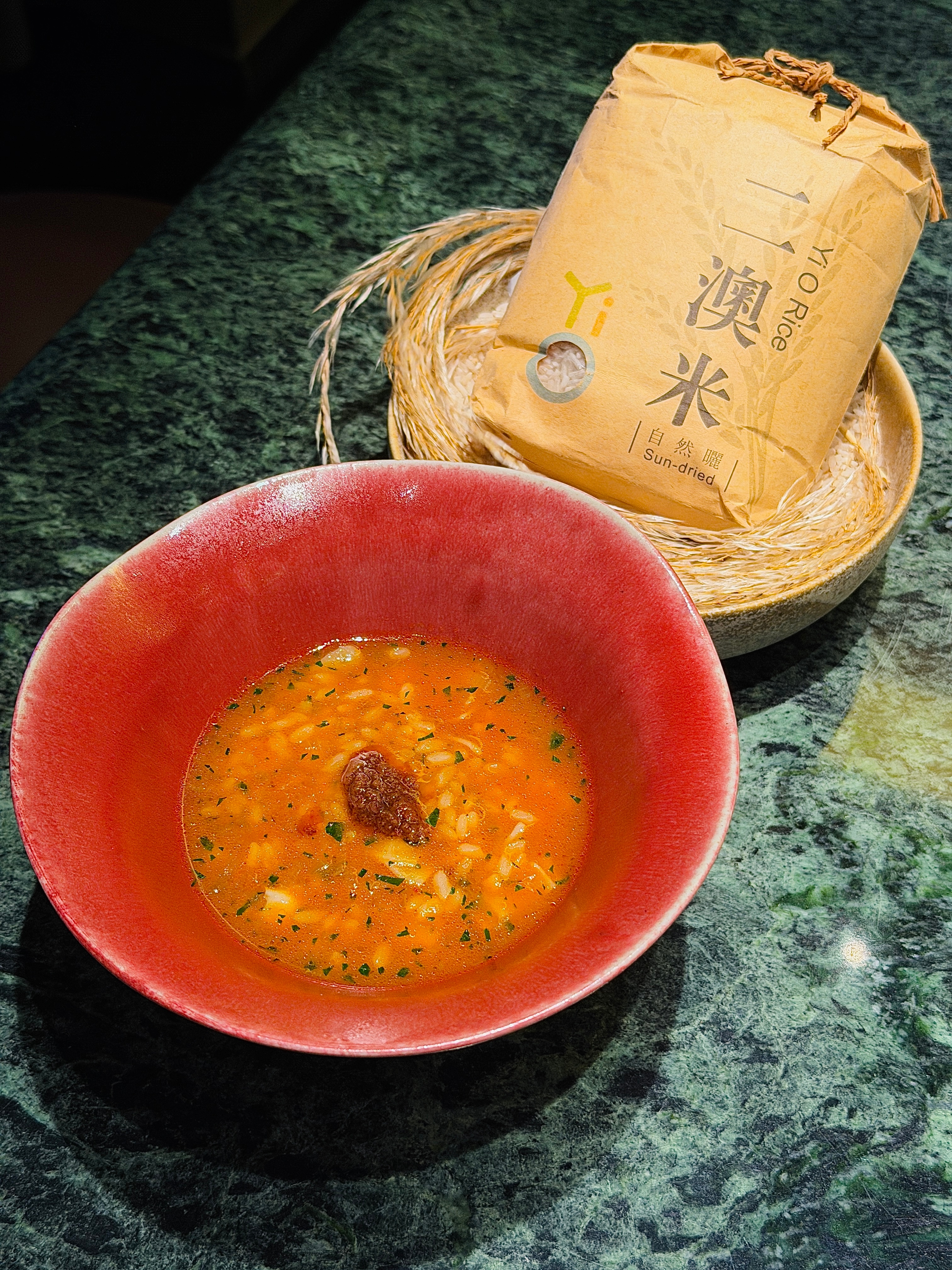 在餐厅吃饭上了一道泡饭，服务员介绍说是用香港本地种的大米做的，我说香港怎么会有地方种大米？
于是突然想起 MLA 的歌：

你話你未离开过广州
你話你未见过海
你問香港係唔係好繁荣
你話上一年返乡下种田之后觉得
人应该留喺城市
我話香港有的年青人开始学种田
你話香港咁繁荣
點会有人去种田？
—— ​