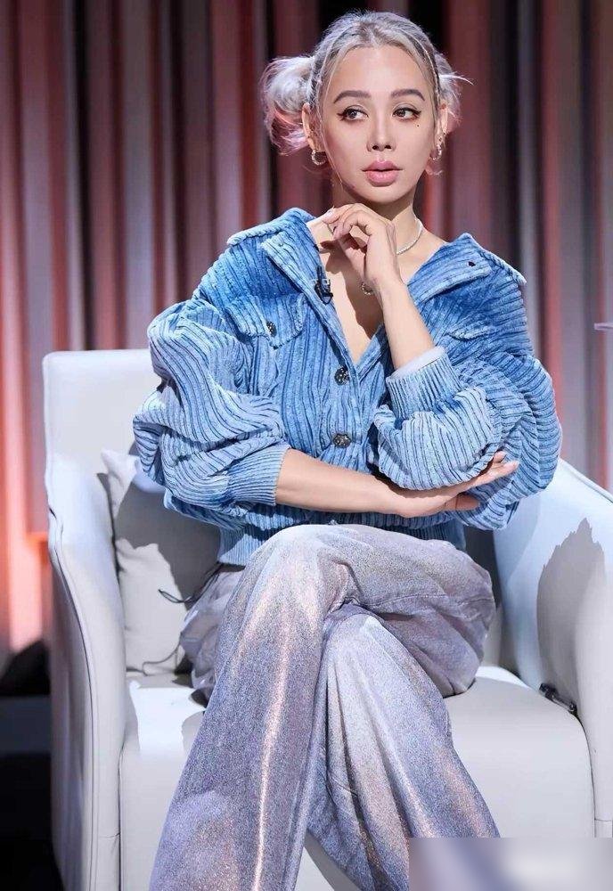 宁静直播直接放话：我手里攥着好几个艺人的致命八卦，谁再逼逼我整容，我就全抖出来。
这姐是真不惯着。暴瘦被说撞脸蔡依林，她压根不解释脸，直接掀桌子。更狠的是她自曝当年录完《花少》，硬装了两年温柔，语速放慢、嗓子夹紧，最后自己都嫌“太矫情”。
她还补了一句，真人秀大部分人都在装。但转头又给芒果台说话