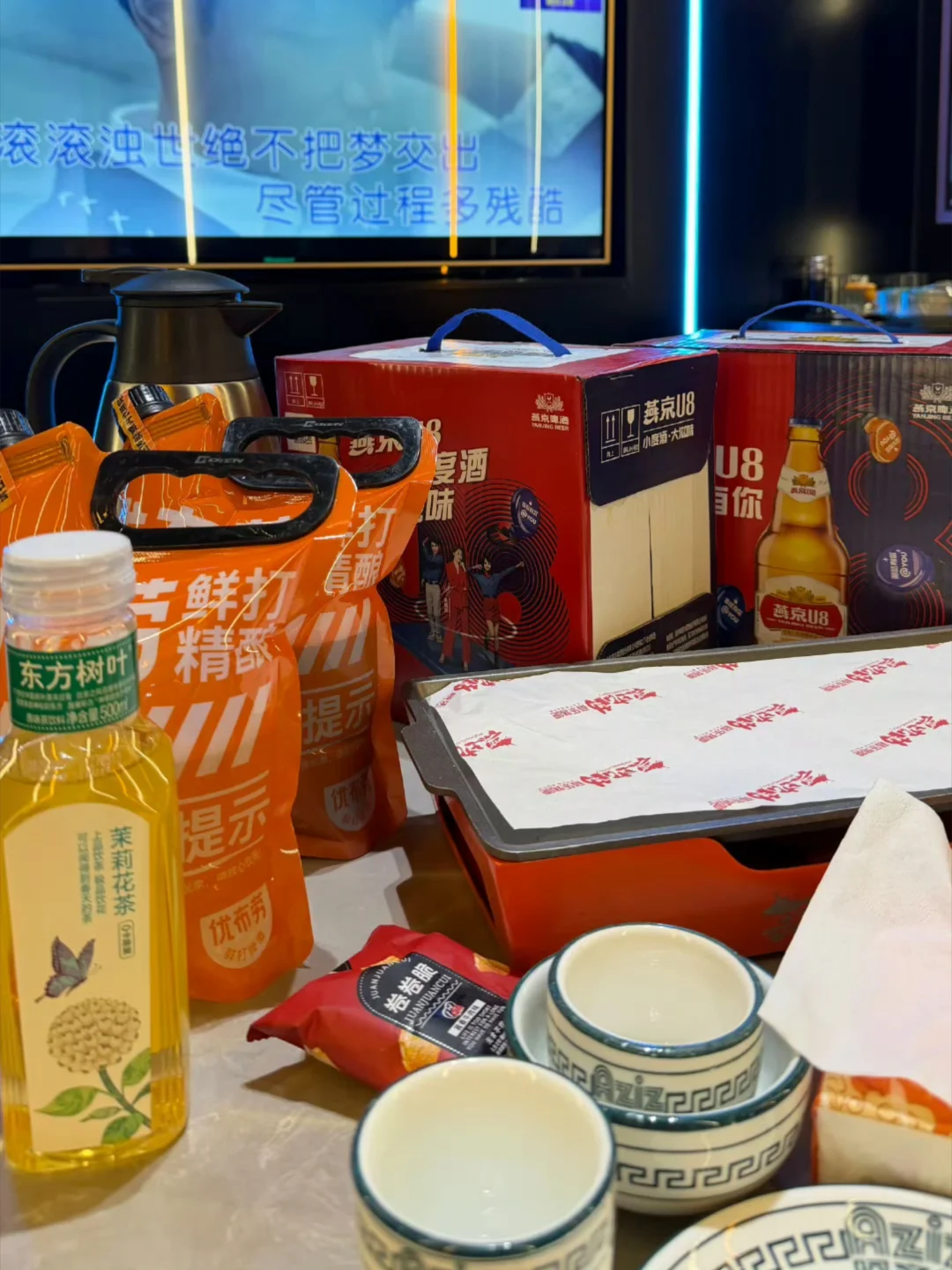 宅家的松弛感
看着电视📺听着歌
我竟然无聊到剥了一百个瓜子
还剥了一大盆石榴籽