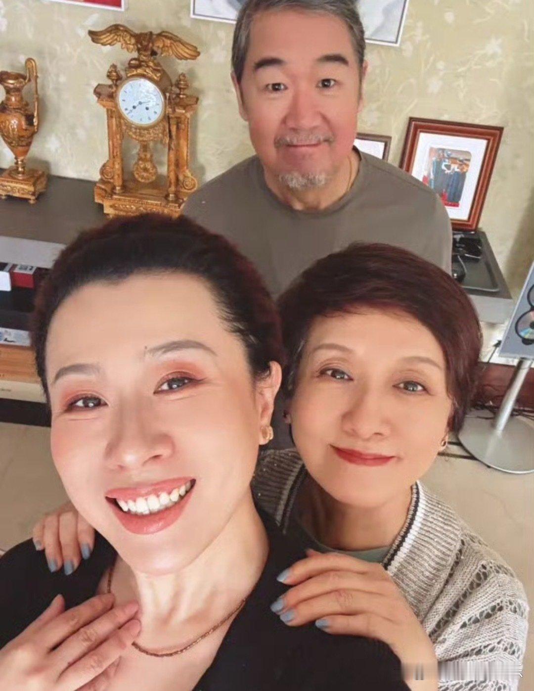 张国立邓婕邀请朋友来北京家里做客！69岁的邓婕做了蓝色美甲，化着红唇美妆，打扮时髦，本人看着比实际年龄要年轻很多。 ​