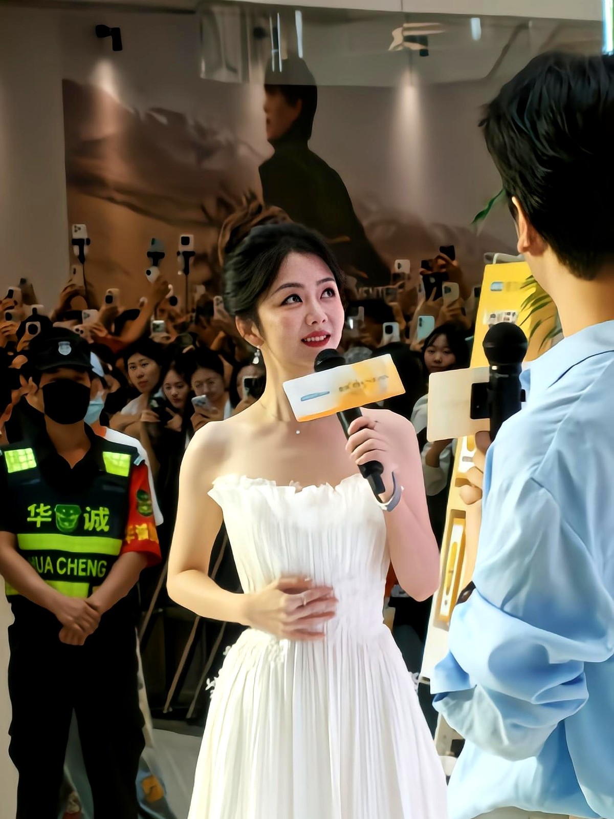 几千人挤在活动现场，扯着嗓子不喊真名，全在吼“许兰香”。

36岁的谭松韵站在台上，没买热搜也没搞艳压，硬生生靠一个没光环的角色把场子砸热了。

圈里过了30岁的女演员天天喊着没戏拍，她倒好，一头扎进《兰香如故》。不演开挂大女主，就演个挨扁受气的普通人。

她把眼泪憋在眼眶里，咬着后槽牙死扛，把那股