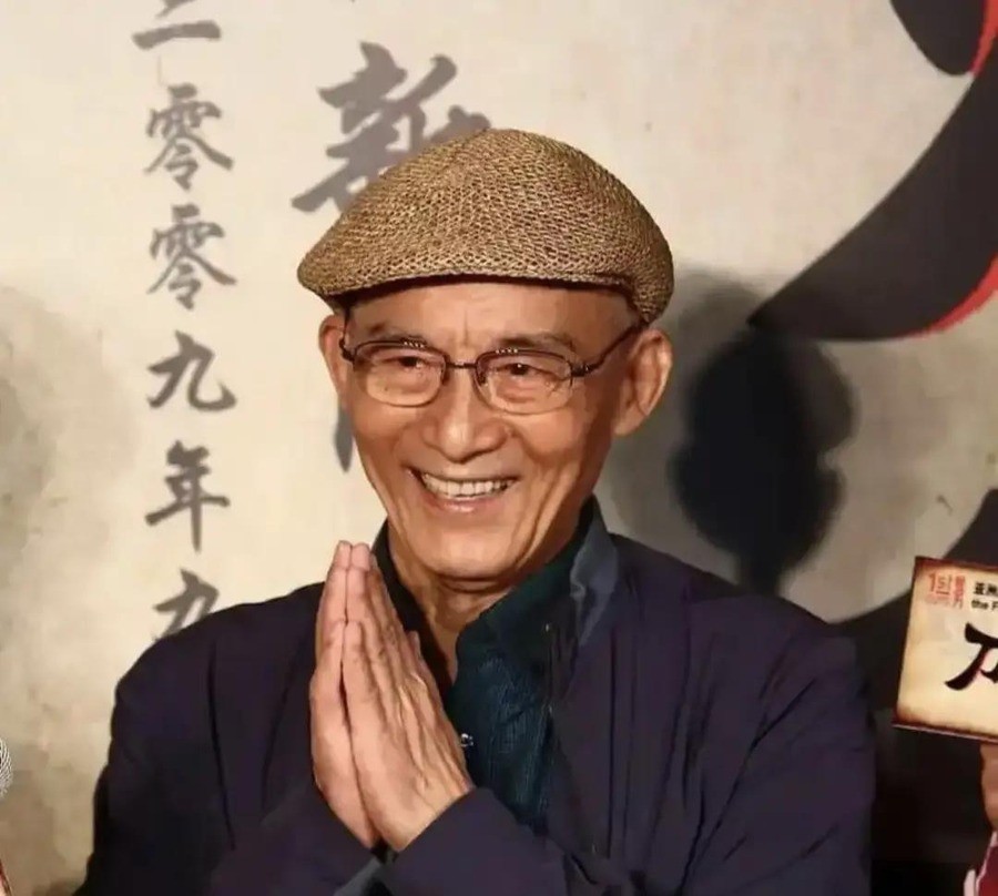 93岁游本昌临终前两三天主动不吃不喝，女儿签下拒绝抢救书被骂冷血，一句“不打扰他的退场”背后藏着多少中国家庭不敢面对的生死考题
2025年春节前，游本昌慢阻肺急性发作，血氧掉到80多，医院下了病危通知。女儿游思涵面对插管还是保守治疗的抉择，签下了拒绝创伤性抢救的同意书。网上铺天盖地的指责涌来，说她冷