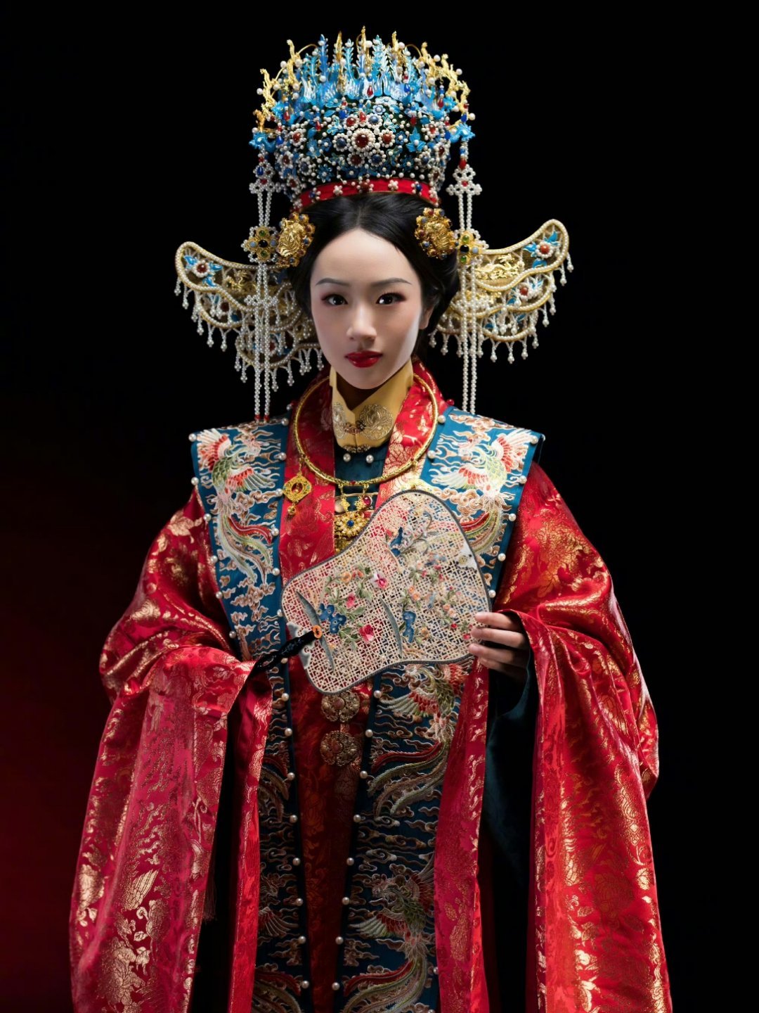 #吴尊晒NeiNei穿婚服# 吴尊晒女儿“NeiNei”婚服照。称自己不担心女儿未来嫁人的时候了，因为自己会一辈子的守护，况且女儿也是一名女汉子。吴尊早年曾因想象女儿出嫁而落泪。网友称，吴尊别嘴硬，只是未到女儿出嫁时。[笑cry] ​