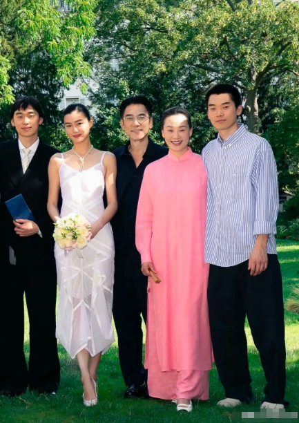 林子濠官宣结婚了，新娘是法籍华裔模特陈瑜。

看这一家人的气质，有种不是一家人不进一个门的感觉，气场很契合！

林依轮完全不像是年近六旬，斯文儒雅，面容和状态，保持得非常年轻，老婆西华穿着一身粉色，大气优雅，俩人感情甜蜜，恩爱多年。

十月二十一号那组婚纱照一放出来，评论区先炸的是“这一家子怎么长得