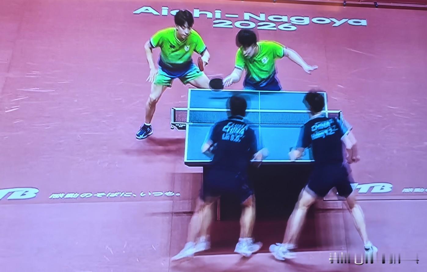 国乒林诗栋，黄友政组合追成 2:2 平！

在局分 1:2 落后的情况下，第三局国乒开局 4:0 领先！

最后在日本组合的压力之下，失误比较多，被对方追成 5:6，国乒组合请求了暂停！

暂停回来，国乒组合在相持中由黄友政起板拿到 1 分！随后打成 10-6！局点！最终 11:6 扳回一局。双方打