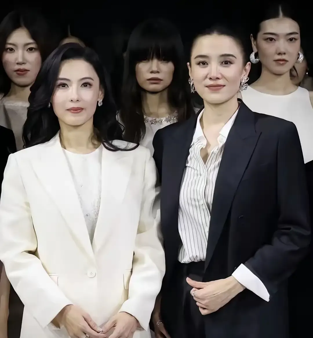 宋佳之所以抢了张柏芝的风头

不是宋佳的颜值有多漂亮

同框这种事，最容易让人看成“谁压过了谁”，可镜头里的感觉，哪有这么简单。

站位、灯光、衣服、当天的状态，还有一个人对镜头熟不熟，都会影响最后的画面。宋佳常年在工作，面对镜头时更稳，抬头、转身、说话的分寸，早就练成了习惯，那种大方和笃定，自然容