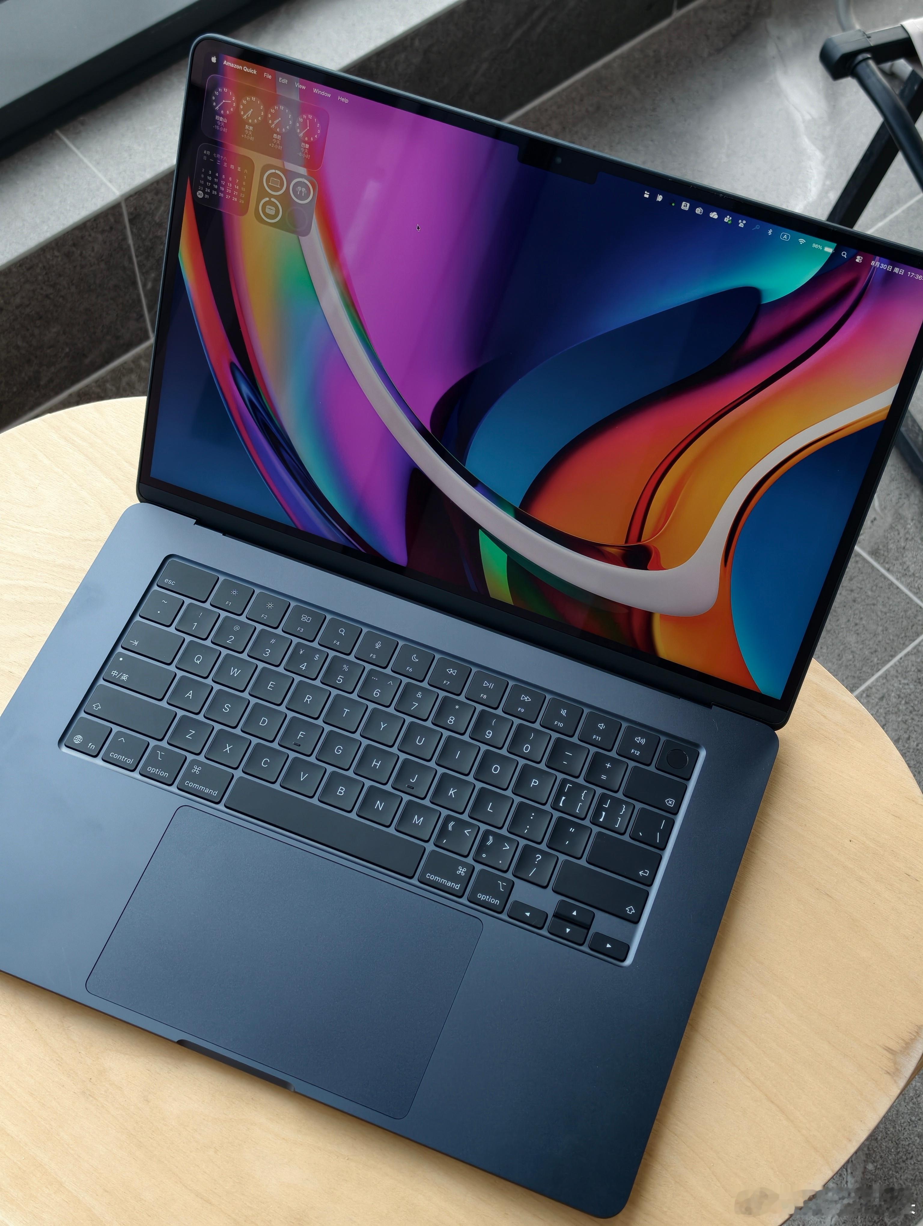 我终于换电脑了，拖公司的福，换了台MacBook Air 15，M5芯片+32G内存+512G存储。

其实也可以选14寸的Pro，但芯片仍然会是M5，内存却会缩到24G。我觉得没意思，还是选大号Air算了。我感觉15寸Air的大屏看着挺爽的，出差方便。屏幕确实没有高刷，但反正这电脑就是用来上班的。

相比我那台古董的2020款M ​