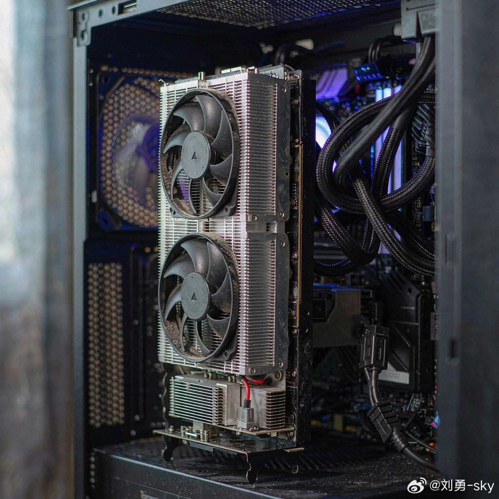 还在用 GTX 10 系打游戏、剪视频的朋友，先别急着骂老黄。

英伟达 9 月 30 日悄悄推了个 GeForce 安全驱动 582.78，专门照顾 Maxwell、Pascal、Volta 这几个"爷爷辈"架构：GTX 745 / 750 / 750 Ti、GTX 950-980 Ti、GTX 1050-1080 Ti、GT 1030 全在名单里，笔记本端的 GTX 900M、GTX 10 系、MX110 到  ​