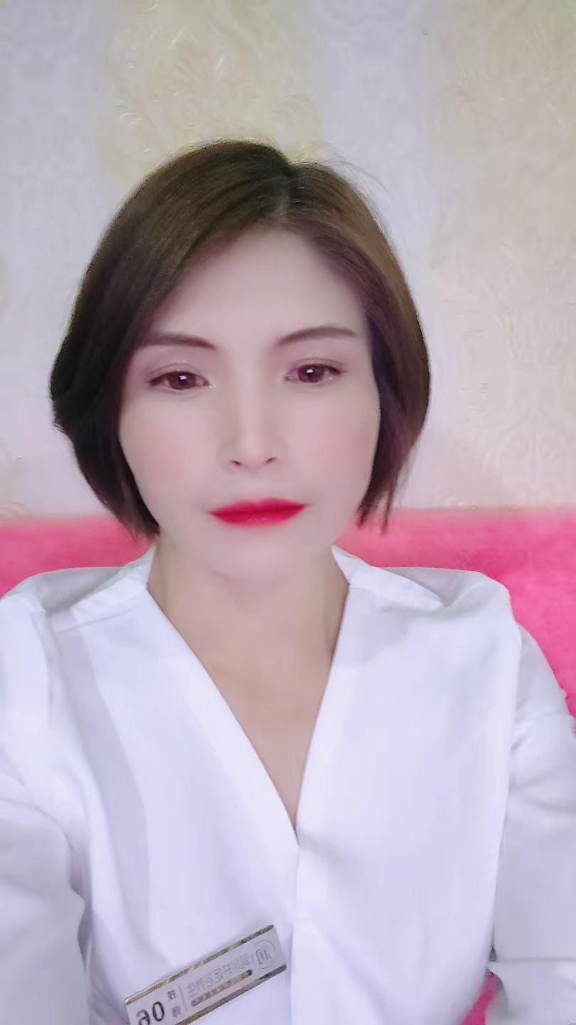 短发小姐姐的职场日常，简单干练，微笑面对每一天！😊💼