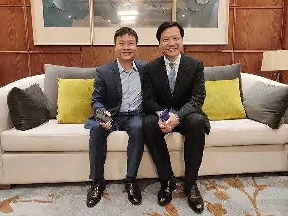 小米集团创始人雷军和小鹏汽车创始人何小鹏一起坐在沙发上，雷军打着领带并上纽扣，显得很绅士，何小鹏不打领带，还不上纽扣，显得很开放两位有钱人的穿衣风格完全不一样[笑哭]