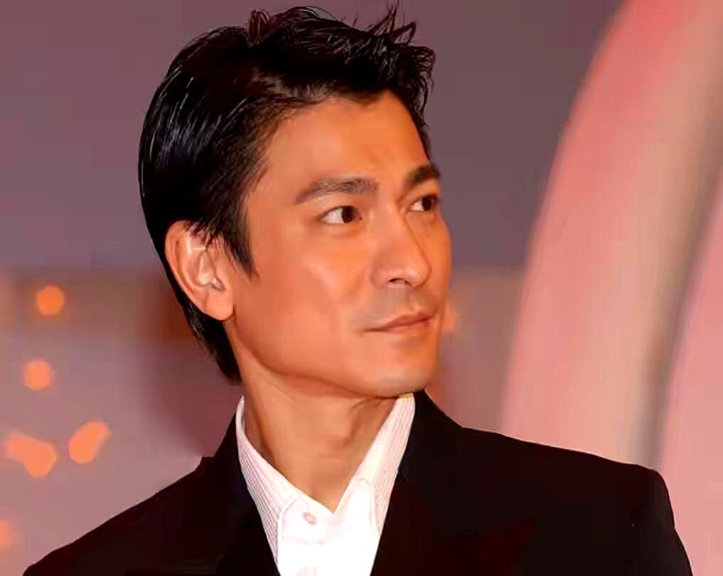 都说老实人在圈里容易吃亏，刘德华偏偏红了四十年。

当年张卫健碰上金融风暴差点破产，刘德华直接开支票帮他渡难关，还送了句话：学到的就要教人，赚到的就要给人。

更难得的是知恩图报。当年被无线雪藏时洪金宝拉过他，后来刘德华红透半边天，洪金宝找他拍戏，他从不忘旧情。洪金宝都感慨，别人红了难合作，刘德华不