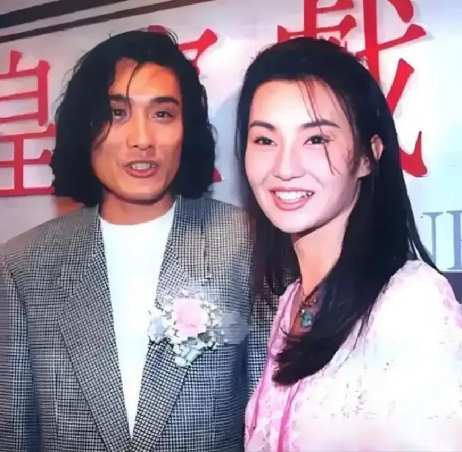1992年，敦煌戈壁的风沙还没从戏服上落尽，《新龙门客栈》正式杀青，片场众人忙着庆祝，梁家辉却把张曼玉拉到僻静处，扔下一句冷冰冰的话：“除了拍戏，私底下咱们就别联系了，对你对我都好。”

张曼玉当场红了眼眶，委屈得直掉眼泪：“我都不介意旁人说三道四，你何必做得这么绝情？”
梁家辉心里也难受，但他脸上
