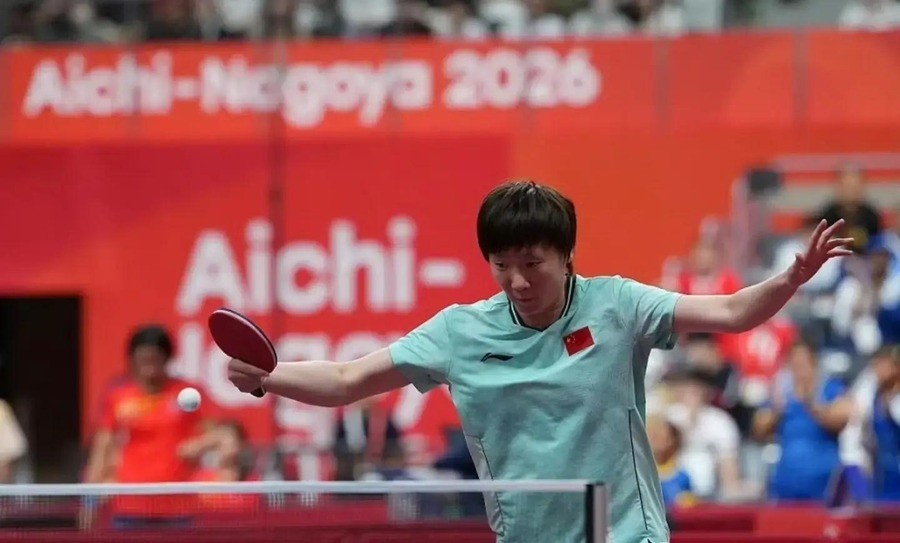 国乒女团3-0朝鲜进决赛，王曼昱首次碰面就把长胶怪球手打成3-0，明晚18:30跟日本抢六连冠
金琴英身高只有1米49，反手贴着一块长胶，过去两年先后把孙颖莎、王艺迪、陈梦拉下马，今天下午却被王曼昱11-8、11-4、11-8直接按死在台面上。这是亚运会女团半决赛最反常识的一幕。
长胶不是免死金牌