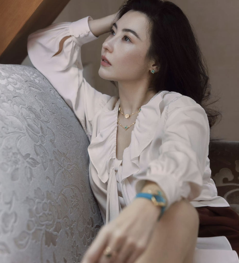 张柏芝绝绝子呀
 
8月31日上午，张柏芝工作室更新社交动态，晒出一组杂志高清大片，看完这组写真，只能感慨张柏芝绝绝子呀。
 
GLASS九月刊封面大片一释出，热搜瞬间就爆了。
 
这一次她上了《GLASS》中文版九月刊封面，距离上次登封已经过去了整整两年。封面照里她穿着AMIRI新季礼服，大波浪黑