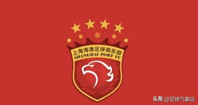 一个职业球员，走在人行道上，被车撞了。
撞他的是4S店员工，开车带顾客体验，冲上人行道。这上哪儿说理去？
吾米提江，上海海港后卫。本赛季中超出场21次，场均84分钟，不是边缘人。场均解围4.9次，是防守体系里的硬角色。昨天下午3点，他走在金桥路新金桥路路口的人行道上，被一辆冲上来的车撞倒。
警方排除