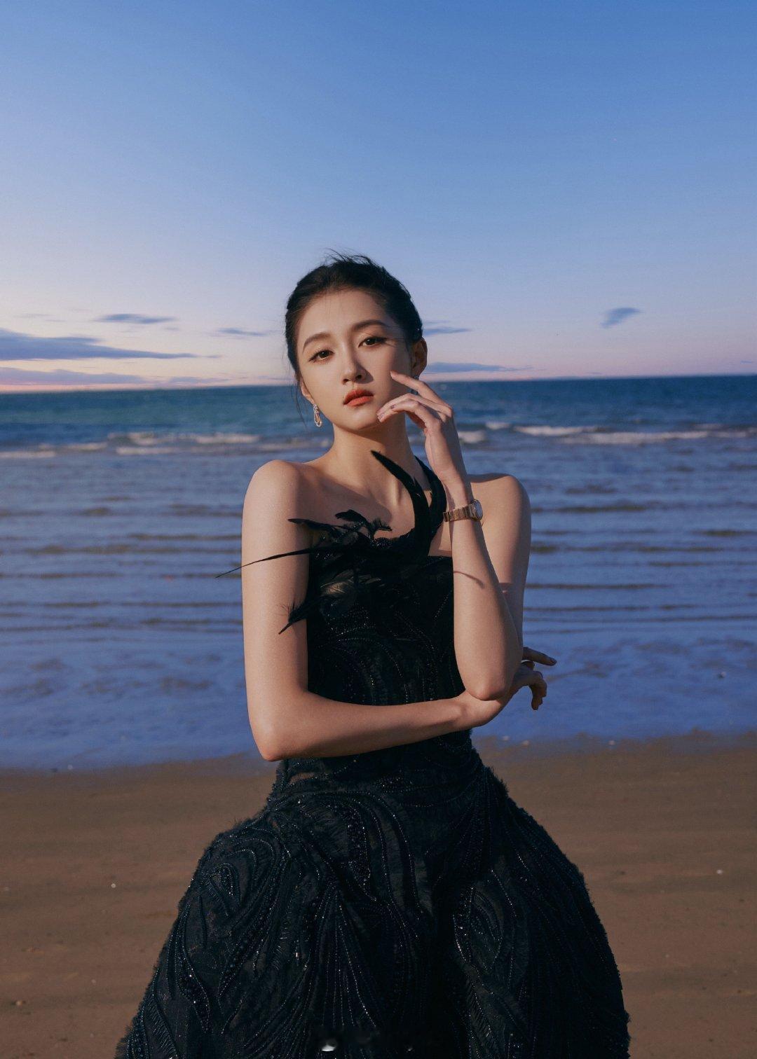 关晓彤身穿Elie Saab 2026秋冬高级定制亮相第35届#飞天奖红毯# ！造型图集来咯，主演作品《小巷人家》入围本届飞天奖，关晓彤更是带来了ES秋冬高定的国内首穿！又是顶级配置咯🖤#关晓彤ES高定国内首穿# ​​​