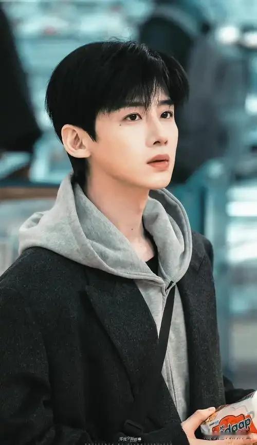 白敬亭确实是新生代里最好的演员，不仅形象好，演技也很好。
 
他的主要特点是：
 外形气质好。
长相清爽干净，身材挺拔，自带少年感，同时也能驾驭成熟角色；穿搭、氛围感出圈，观众缘很好。
演技与选剧比较稳
早期《匆匆那年》乔燃出圈，之后没有局限在青春偶像赛道。
《开端》里的肖鹤云是他的代表作，情绪层次