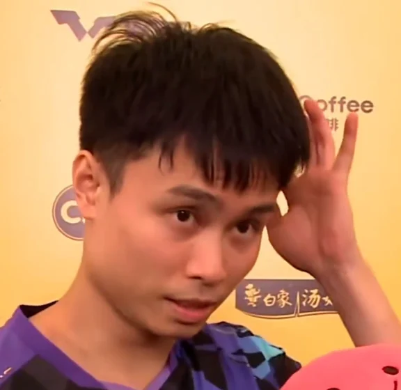 周启豪3-0张本智和采访：首局逆转心态好很多，他没发挥好！
	
WTT中国大满贯 周启豪3比0张本智和晋级男单八强。赛后周启豪表示：第一局7-9落后逆转，心态和压力好很多。第二局对他是一个考验跟压力，其实我觉得今天他的发挥没有说那么好，我也不知道什么原因。这样的话语还是谦逊的，在自己完成晋级之后，还在帮对手说话。不过实话实说，周启豪这场比赛的战术执行非常好，就是压制正手，导致张本智和无法打出反手优势，即便是落后周启豪还可以完成逆转，而且后两局坚定战术，他就可以保持优势。
	
对于第二局的暂停：第二局10:7输了一个球之后，然后徐辉教练也是给我提醒叫我暂停嘛。第二局赢下会给他造成更大的影响。那个暂停之后，张本智和出现了反手失误，这让周启豪保持了大比分2-0领先。而且那个球是张本智和在前两局唯一一个反手失误。
	
对于第三局的暂停：0-2落后压力大，他想赢争取把比分咬回来，我发挥正常，可能他今天确实跟前两次交手吧，可能会稍微差一些。发挥差，还是因为周启豪的战术对了，也不用一直帮他说话。...