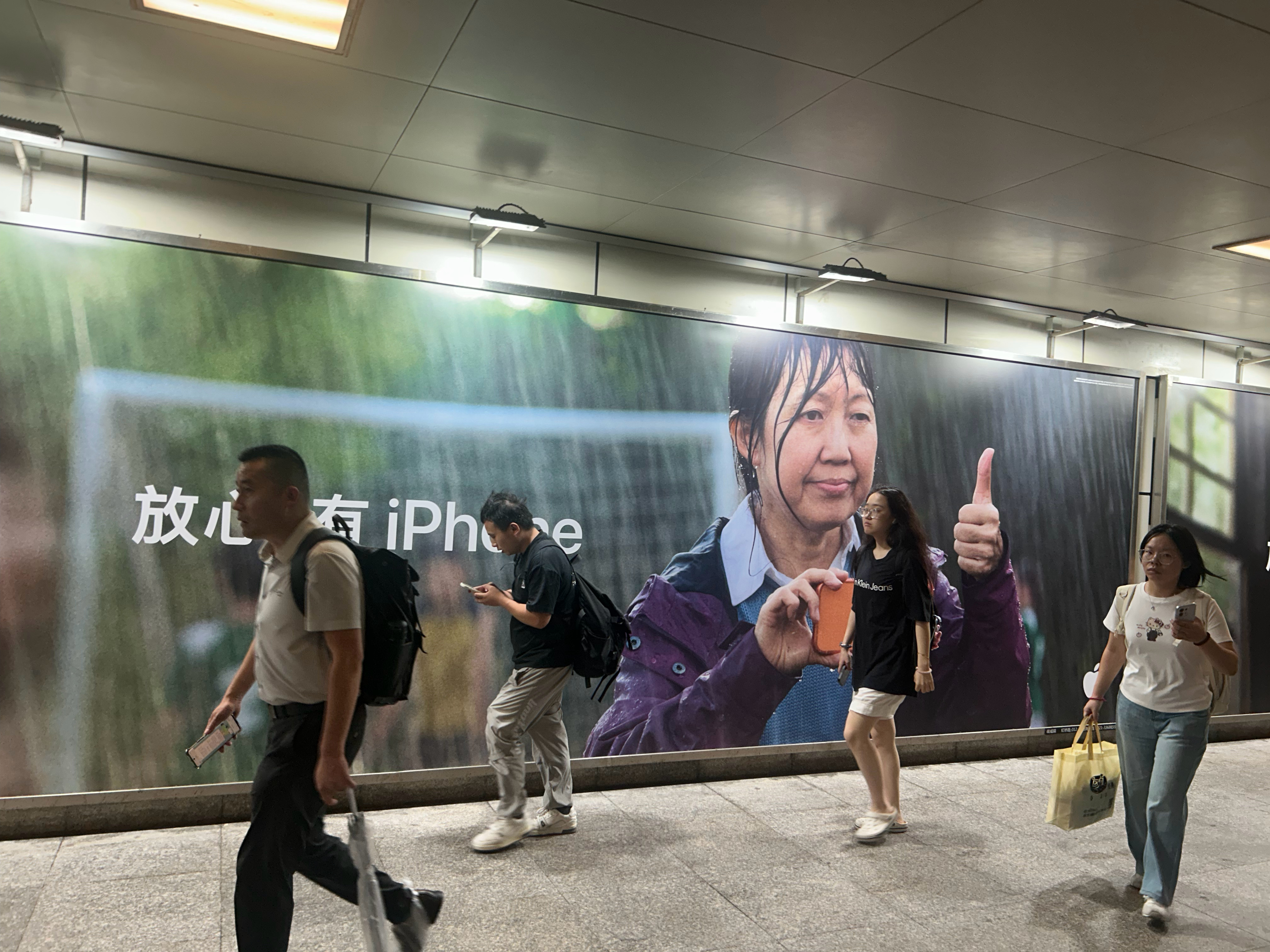 最近从学校搬出来有了自己的小家
也正式成为了一个打工人
忙里抽闲养了一只小猫
结果听了一周的培训会
立马去南通工厂出差实习两个月
只能匆忙寄养在朋友家里
上班最大的感觉就是钱不抗用
交完社保公积金个税剩的钱不够买iPhone
记得之前花爸妈的钱老大方了
豪言壮志以后我自己挣钱了啥都买最好的
真到 ​