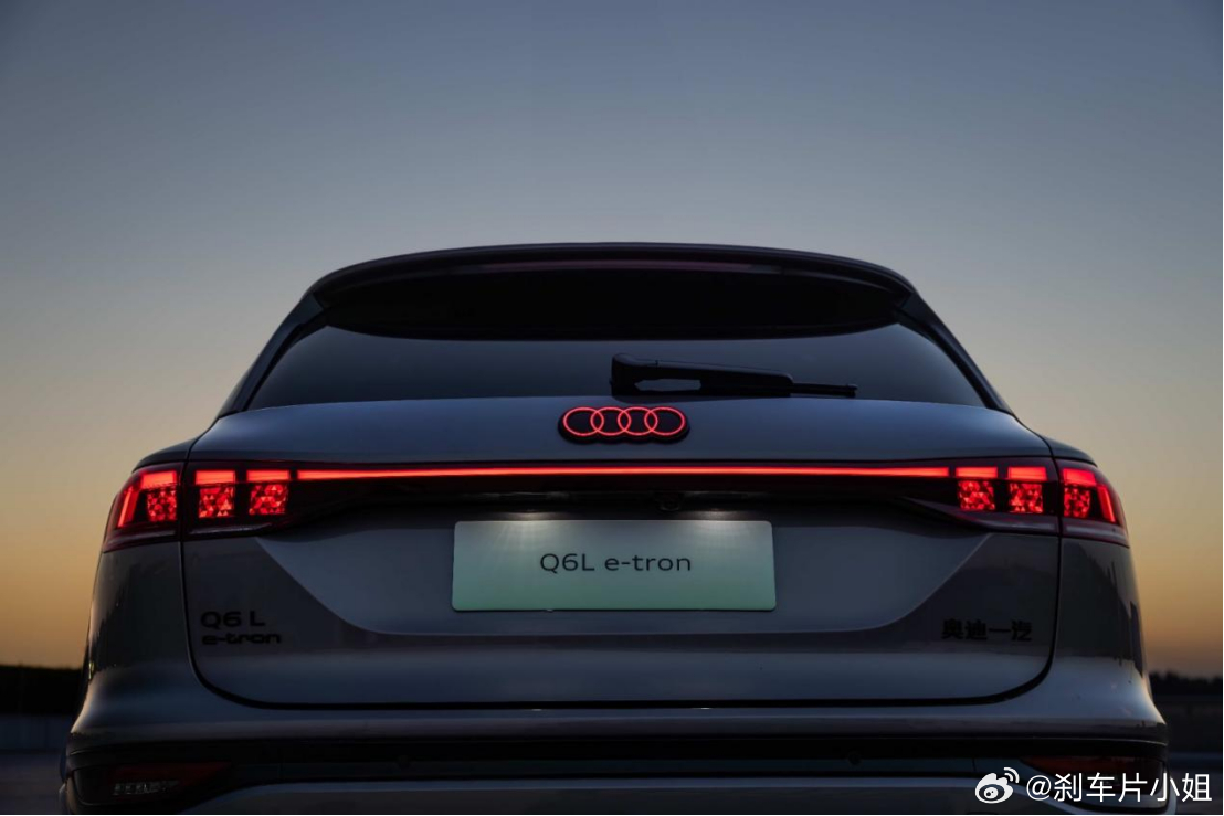 灯能玩出花？一汽奥迪Q6L e-tron解锁那下真挺酷

晚上解锁一汽奥迪Q6L e-tron，灯光仪式感直接拉满😲 前部日行灯和尾部数字OLED尾灯各有8种数字签名，能在MMI里自己选，千人千面🤔 
尾灯6个发光面板，每个60个独立发光单元，一共360个，能动画点亮，还能紧急停车提醒。星辰矩阵大灯总光通量4500流 ​