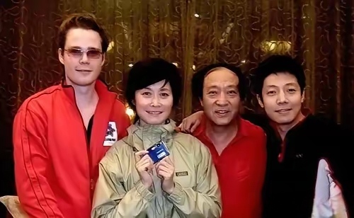 刚才有朋友问敬一丹告别仪式上，央视主持人几乎都来了，为啥没见到撒贝宁呢。​当年在央视，敬一丹和撒贝宁一起搭档节目，师徒情谊很深。

9月17日北京八宝山殡仪馆办敬一丹遗体告别，公开到场的有朱军、朱迅、尼格买提、水均益、韩乔生、刚强、王宁、刘纯燕、李修平、徐俐、陈铎等，白岩松、鞠萍及多个老栏目送花圈。