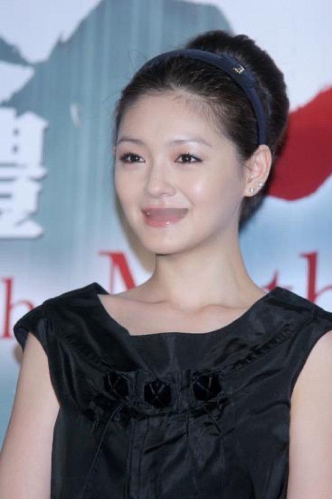2005年10月4日唐季礼导演作品《神话》台湾首映，主演成龙、金喜善因台风原因缺席，徐熙媛、林心如、吴辰君到场。
新闻链接:
#大S[超话]##大s# ​